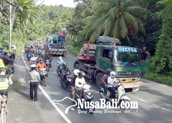 Nusabali.com - truk-muatan-paku-bumi-mogok-picu-macet