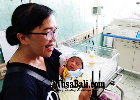 Nusabali.com - bayi-eks-pelabuhan-buleleng-diserahkan-ke-dinas-sosial