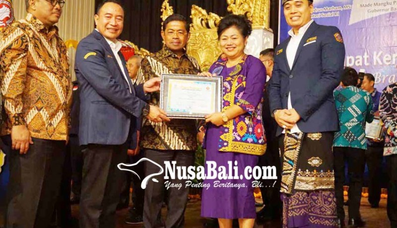 www.nusabali.com-bupati-karangasem-raih-adhitya-award-2017