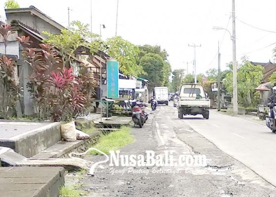 Nusabali.com - pusat-akan-benahi-jalan-proyek-pipa-air-di-sading
