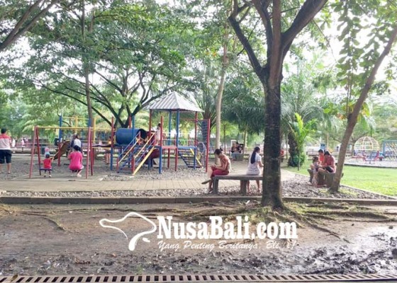 Nusabali.com - warga-keluhkan-areal-taman-bermain-anak-becek