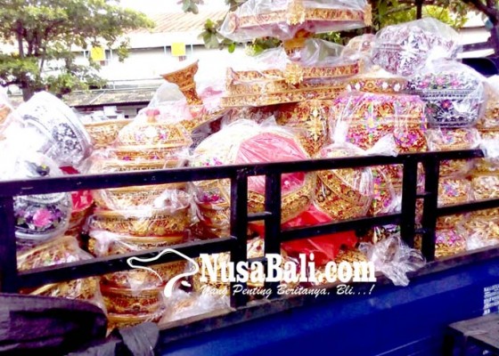 Nusabali.com - peralatan-upacara-dijual-lewat-pasar-maya