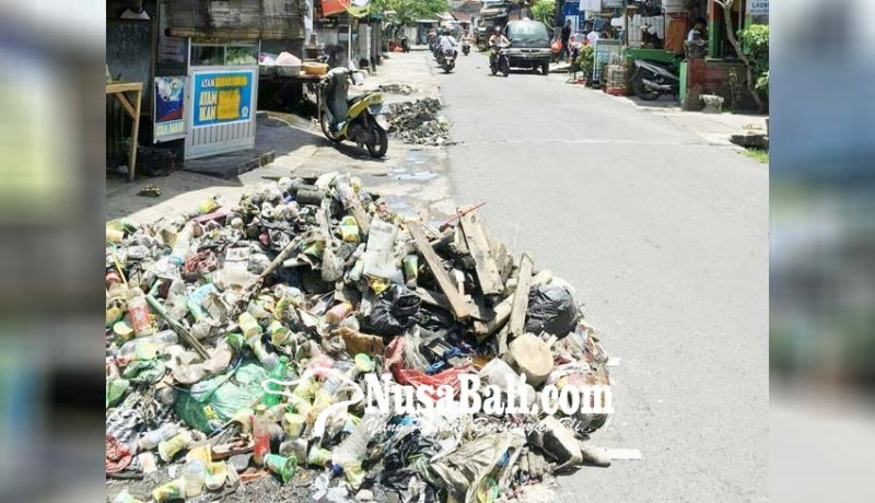 www.nusabali.com-pasca-banjir-pupr-sisir-sampah-di-gorong-gorong-trotoar