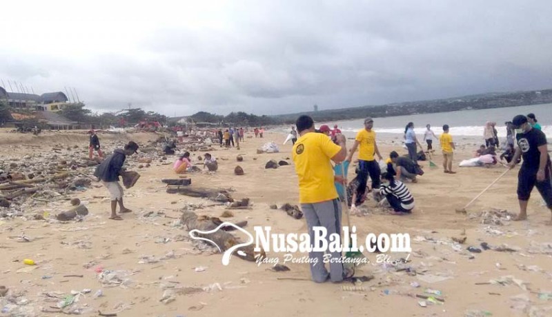 www.nusabali.com-ratusan-orang-bersihkan-sampah-di-pantai-kedonganan