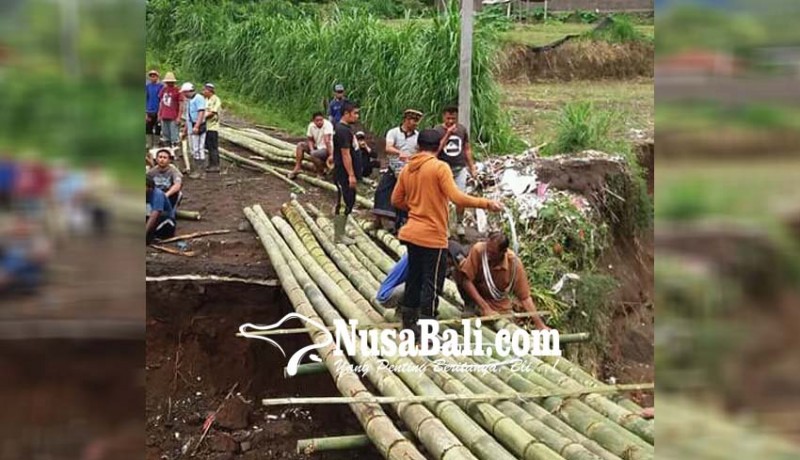 www.nusabali.com-warga-buat-jembatan-darurat-dari-bambu