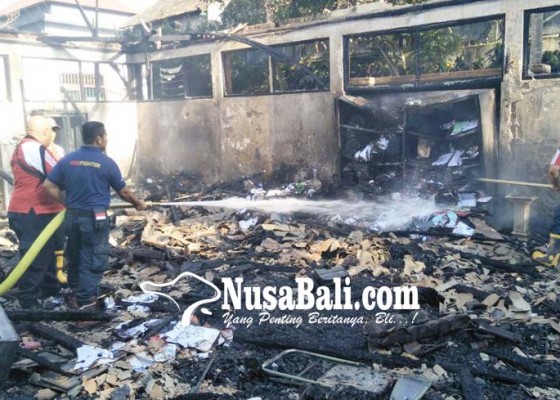 Nusabali.com - kantor-dlh-terbakar-ruangan-kadis-selamat