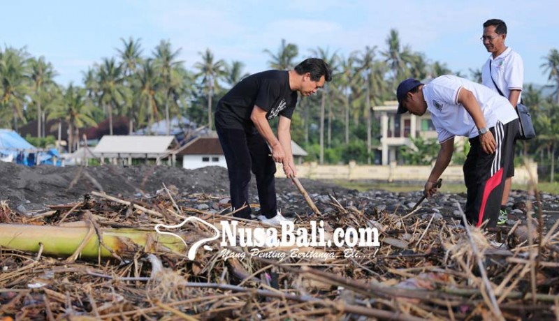 www.nusabali.com-bupati-suwirta-ikut-bersihkan-pantai