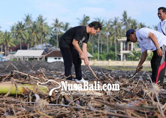 Nusabali.com - bupati-suwirta-ikut-bersihkan-pantai