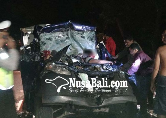 Nusabali.com - mobil-tabrak-truk-2-tewas-tergencet