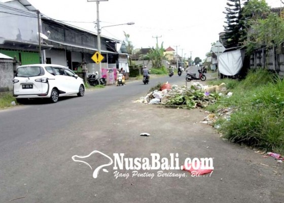 Nusabali.com - sampah-menumpuk-di-ruas-jalan-lc-bukal