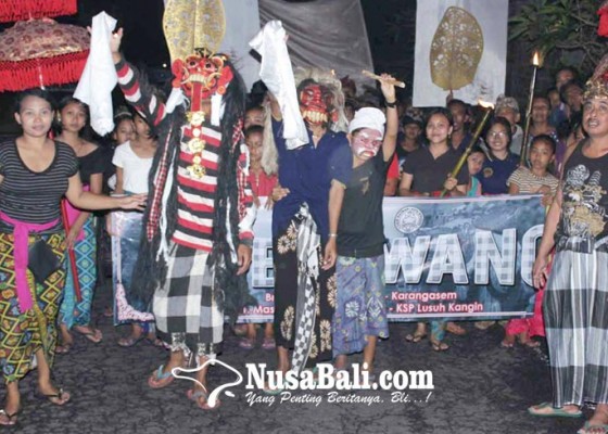 Nusabali.com - jelang-usaba-dimel-sekaa-teruna-ngelawang-keliling-desa