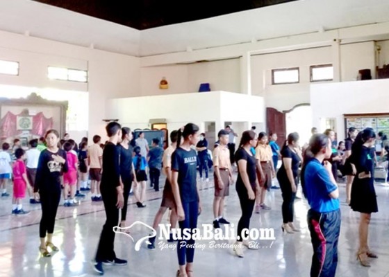 Nusabali.com - pelatihan-dansa-gerakan-baku-diperkenalkan-untuk-pelajar