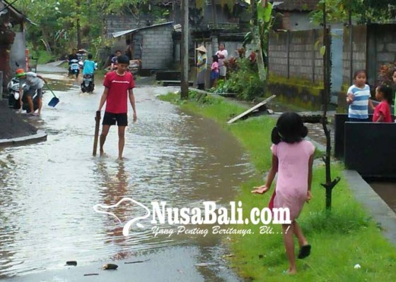 Nusabali.com - air-selokan-meluap-ke-pemukiman