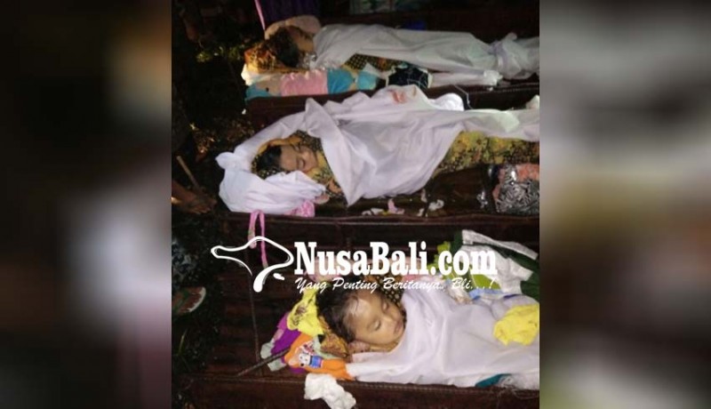 www.nusabali.com-jenazah-tiga-bocah-korban-dibunuh-ibu-dimakamkan-dinihari