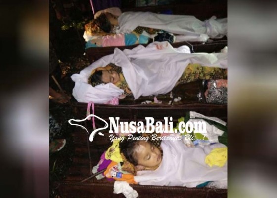 Nusabali.com - jenazah-tiga-bocah-korban-dibunuh-ibu-dimakamkan-dinihari