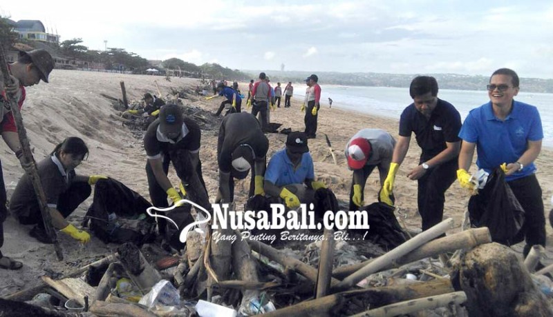 www.nusabali.com-danone-aqua-aksi-pungut-sampah-pantai-kedonganan