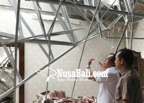 Nusabali.com - atap-rumah-dinas-bupati-di-sumsel-runtuh