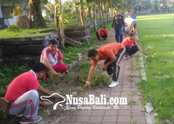 Nusabali.com - warga-keluhkan-sampah-di-lapangan-umum