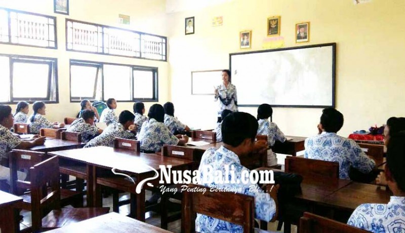 www.nusabali.com-33-siswa-pengungsi-kembali-bersekolah-di-karangasem