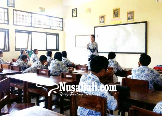 Nusabali.com - 33-siswa-pengungsi-kembali-bersekolah-di-karangasem