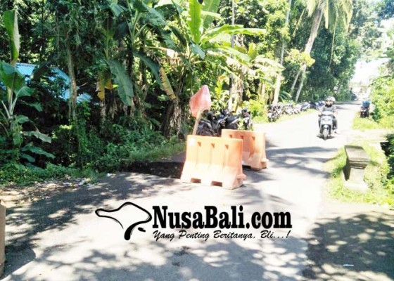 Nusabali.com - jalan-menuju-kampung-wabup-bangli-hanya-bisa-dilalui-pejalan-kaki