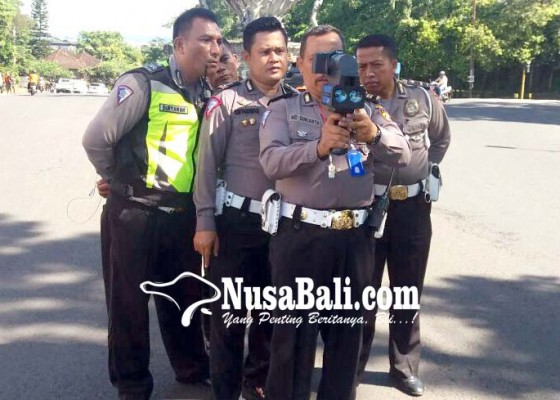 Nusabali.com - polisi-pasang-speed-gun-pelanggar-batas-kecepatan-tak-bisa-mengelak