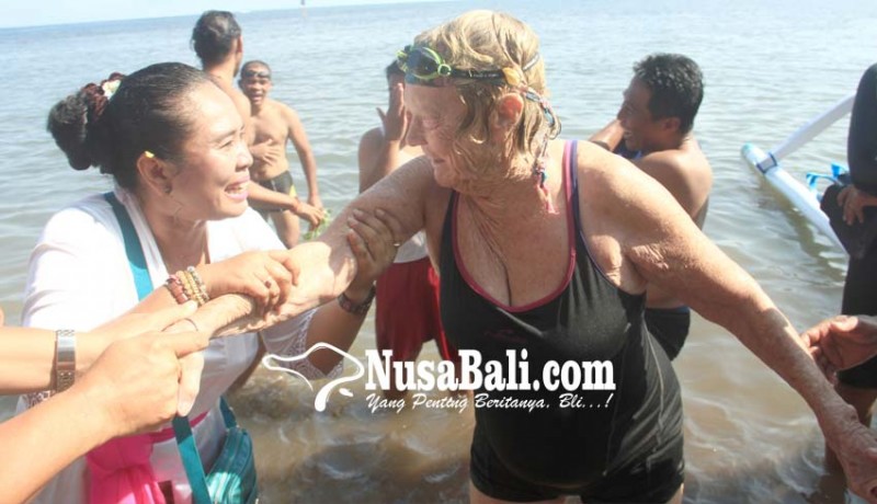 www.nusabali.com-turis-usia-80-tahun-berenang-36-kilometer-di-lovina