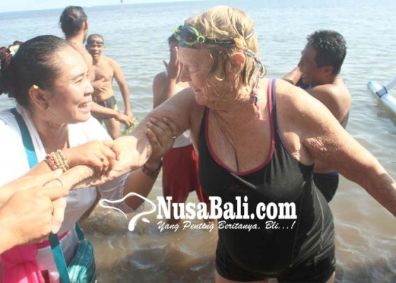 Nusabali.com - turis-usia-80-tahun-berenang-36-kilometer-di-lovina
