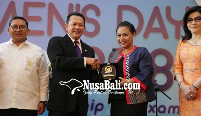 www.nusabali.com-bupati-eka-wiryastuti-rengkuh-international-womens-day-award