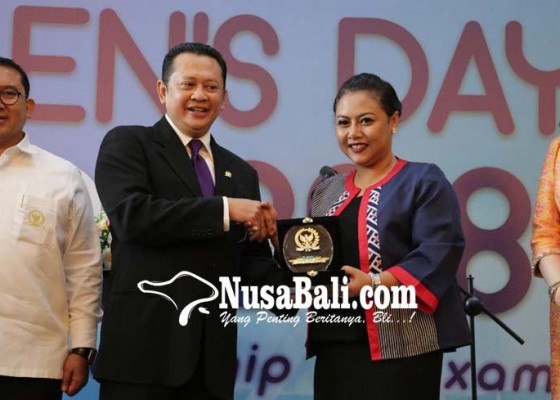 Nusabali.com - bupati-eka-wiryastuti-rengkuh-international-womens-day-award