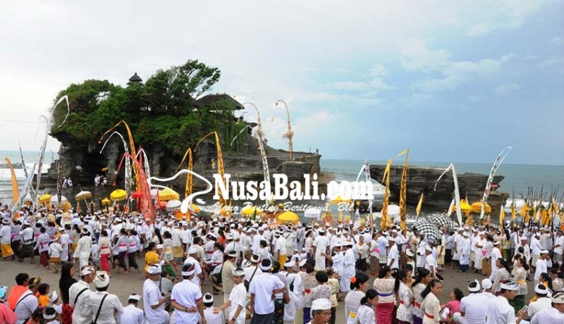 www.nusabali.com-melasti-di-tanah-lot-sihir-wisatawan