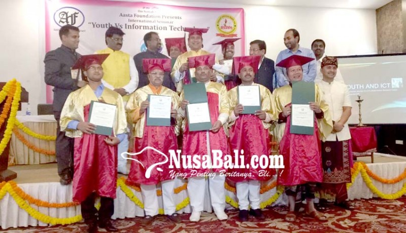www.nusabali.com-dua-putra-bali-terima-gelar-doktor-honoris-causa-di-india