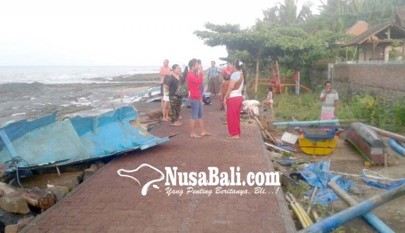 www.nusabali.com-tiga-jukung-nelayan-hancur-diterjang-ombak