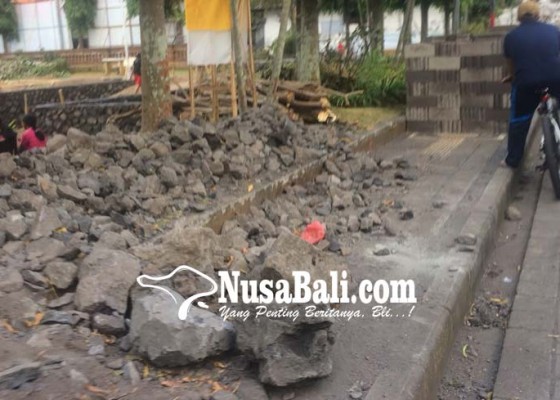 Nusabali.com - material-proyek-di-trotoar-dikeluhkan
