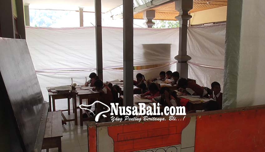 www.nusabali.com-siswa-dari-tiga-kelas-terpaksa-harus-belajar-di-ruangan-darurat