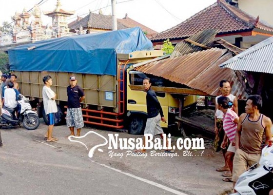 Nusabali.com - sopir-ngantuk-truk-seruduk-motor-dan-rumah