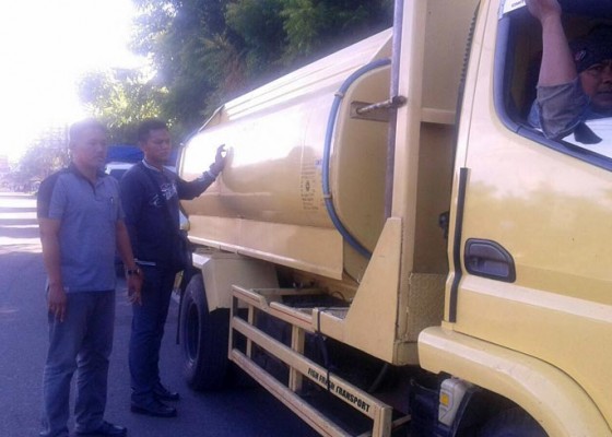 Nusabali.com - polisi-amankan-truk-tangki-air-bermuatan-bandeng