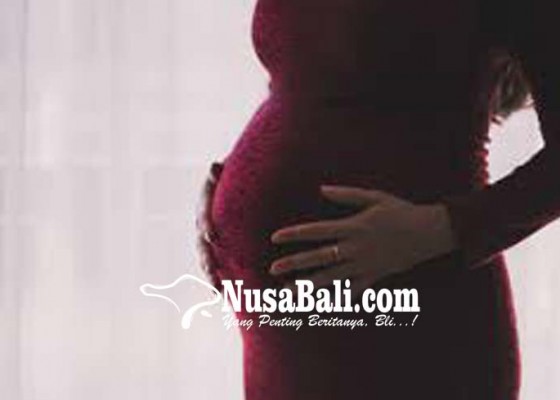 Nusabali.com - sempat-telantar-wanita-hamil-dijemput-keluarganya