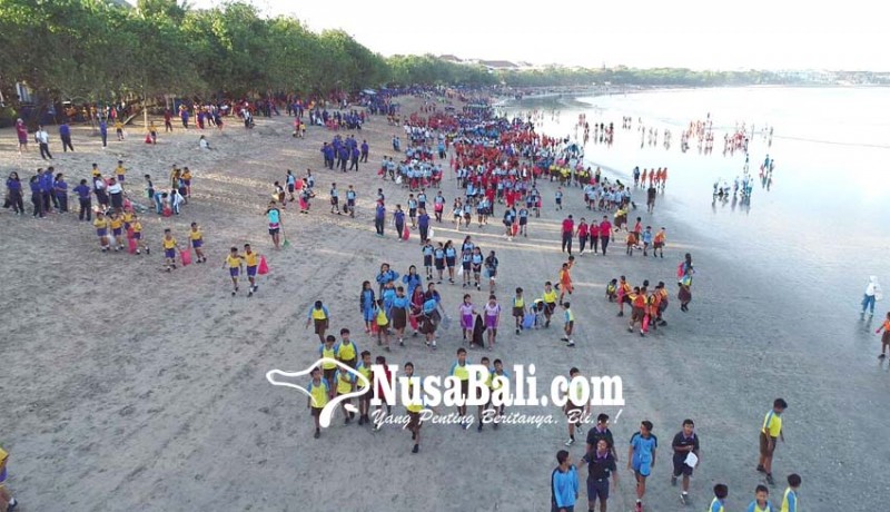 www.nusabali.com-sambuat-imf-ribuan-orang-bersih-bersih-pantai-kuta