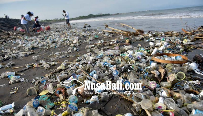 www.nusabali.com-sampah-plastik-penuhi-sepanjang-pantai