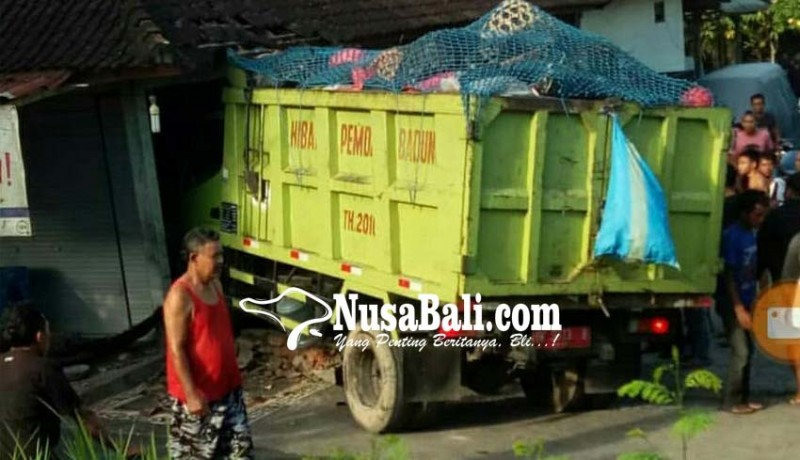 www.nusabali.com-truk-sampah-milik-desa-tibubeneng-tabrak-toko