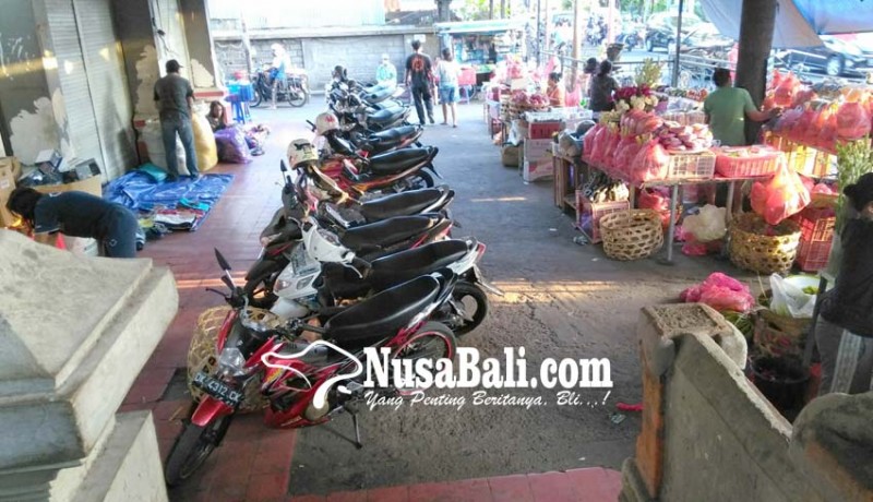 www.nusabali.com-parkir-pasar-sanglah-sudah-overload