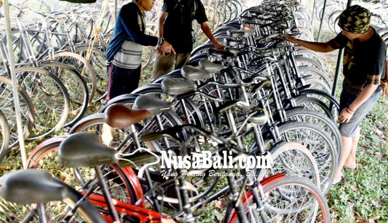 www.nusabali.com-ratusan-sepeda-onthel-sudah-parkir-di-sanur