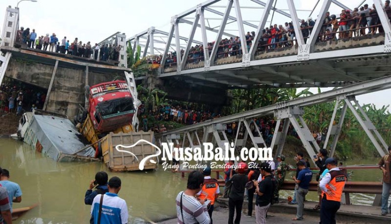 www.nusabali.com-jembatan-di-bengawan-solo-ambruk-1-tewas-4-luka