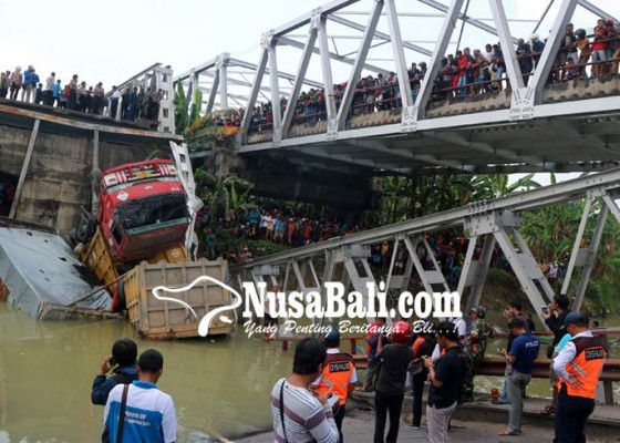 Nusabali.com - jembatan-di-bengawan-solo-ambruk-1-tewas-4-luka