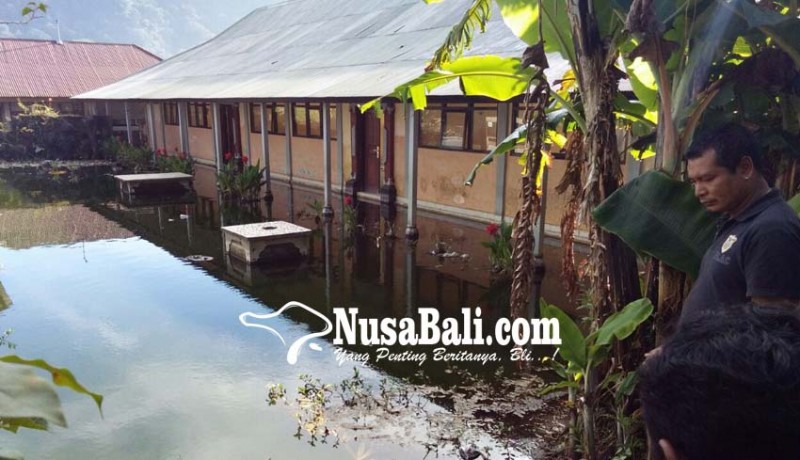 www.nusabali.com-sekolahnya-terendam-air-danau-siswa-sd-4-pancasari-belajar-di-bale-serbaguna
