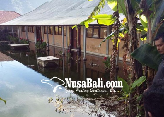 Nusabali.com - sekolahnya-terendam-air-danau-siswa-sd-4-pancasari-belajar-di-bale-serbaguna