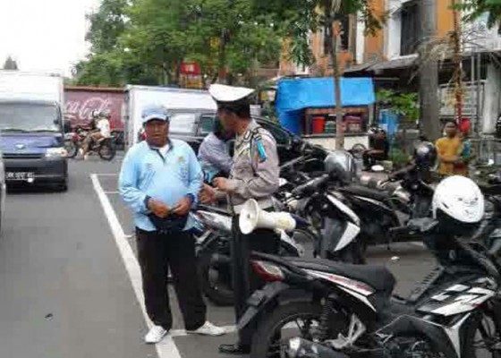 Nusabali.com - polisi-imbau-warga-tak-parkir-sembarangan