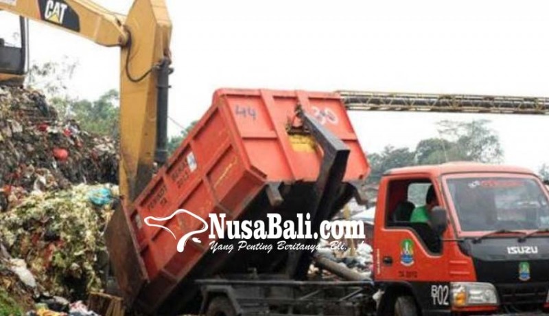 www.nusabali.com-truk-sampah-tersendat-masuk-tpa-suwung