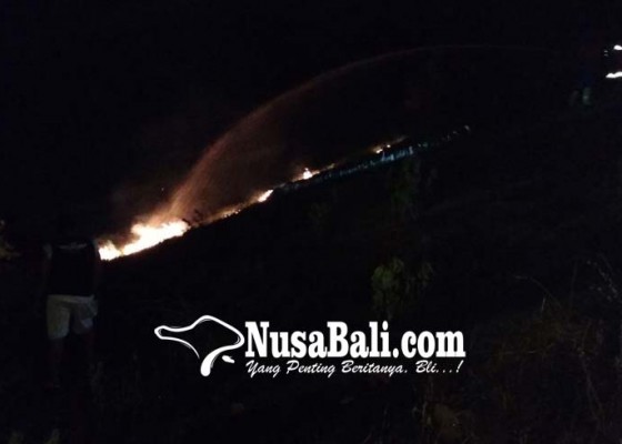 Nusabali.com - kebakaran-alang-alang-di-gunaksa-nyaris-bakar-pemukiman